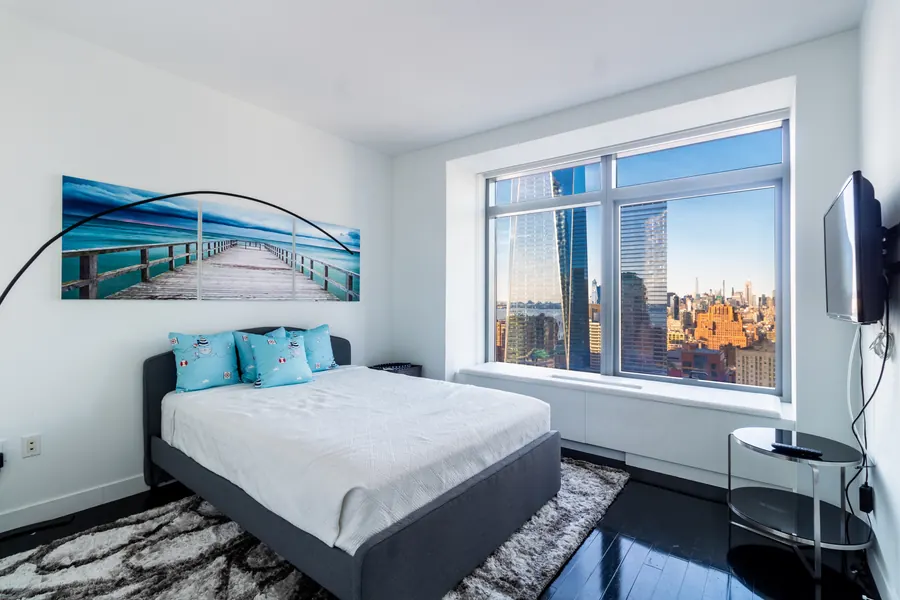 Bedroom with a window onto the Manhattan skyline
